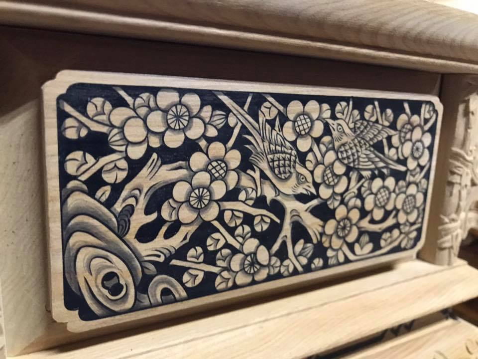 木頭雕刻，有花有樹枝還有兩隻小鳥